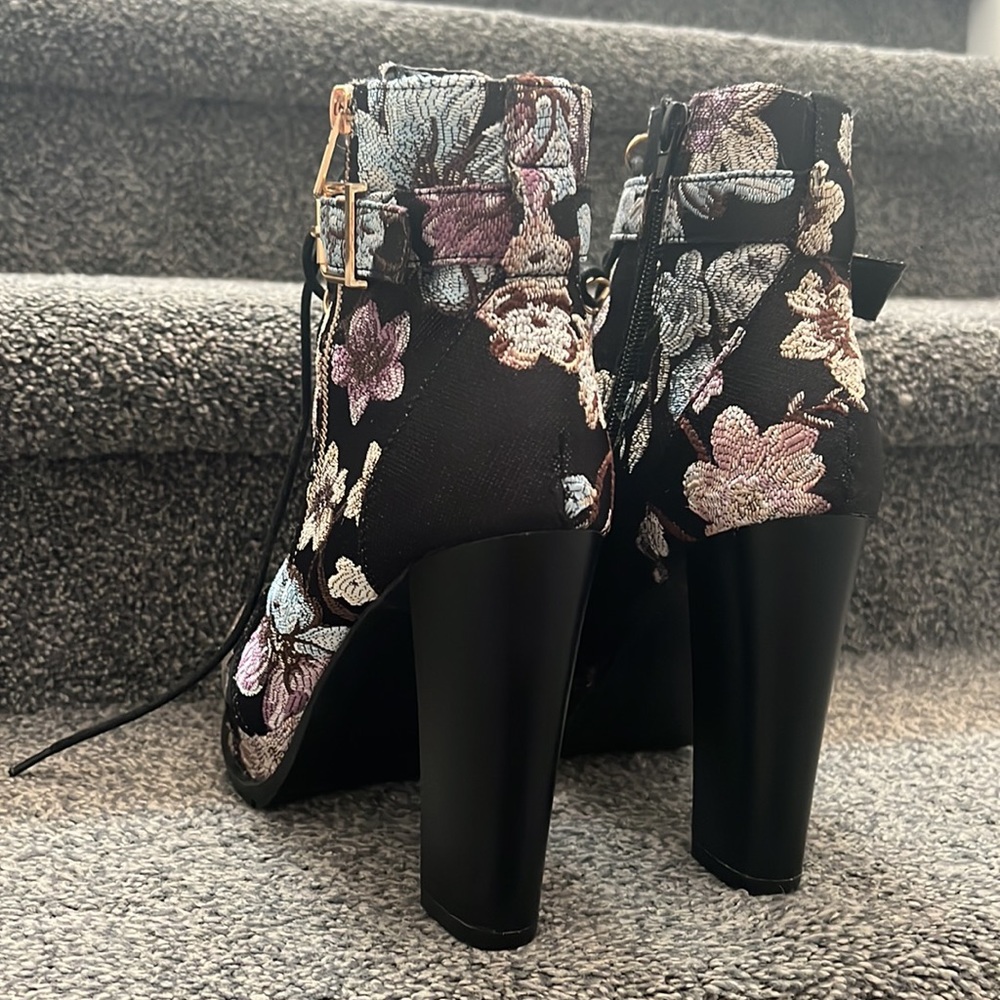 Shoe dazzle embroidered floral pump boots - Picture 4 of 7